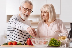 Dieta seniora - jak poprawnie przygotowywać posiłki dla osoby starszej? 