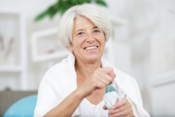 Starsza osoba a upały - jak opiekować się seniorem latem? 