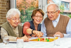 Jak organizować czas starszej osobie w domu?